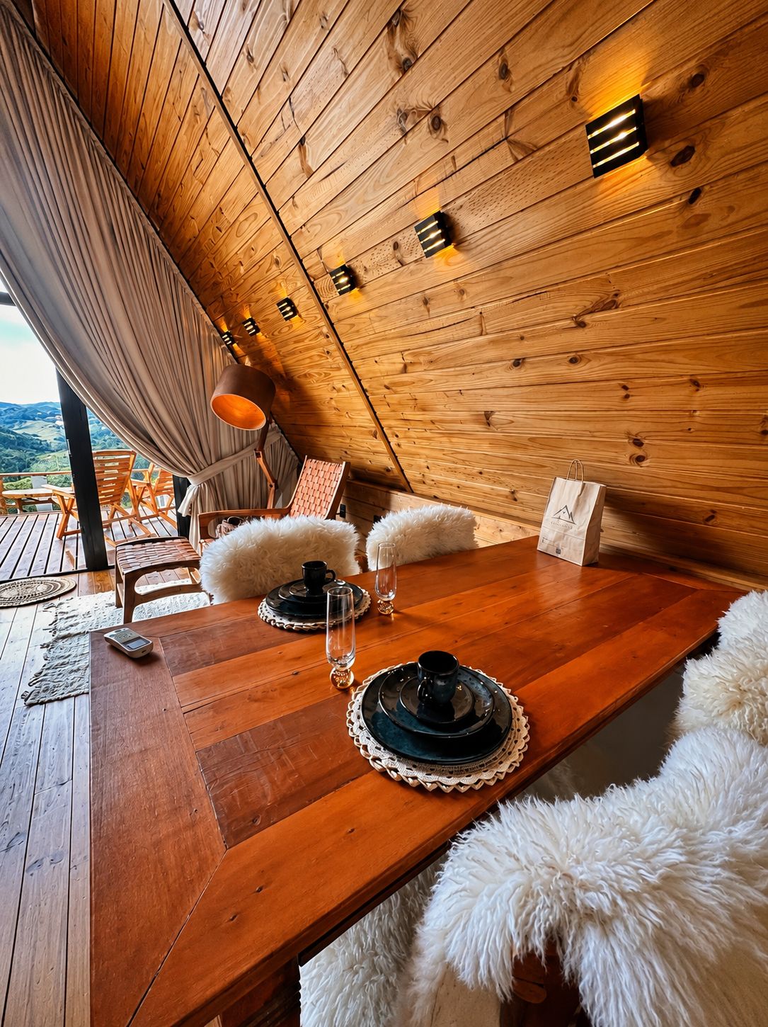 Living com sofá Chesterfield e vista