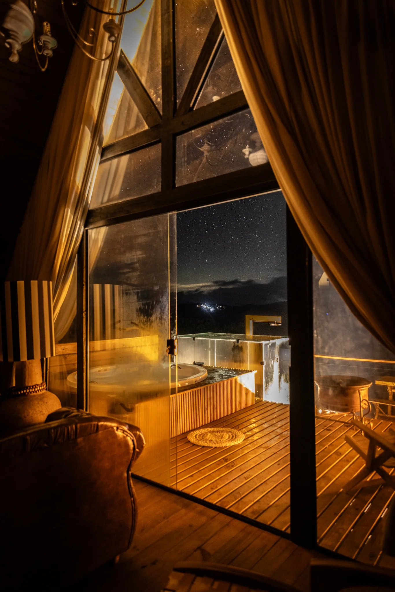 Vista da Cabana Alpina à noite